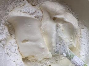 筛入低筋面粉，翻拌搅匀，烤箱预热