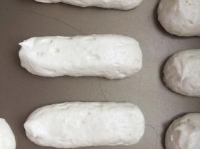 装入裱花袋挤至不粘烤盘上。170度20分钟。