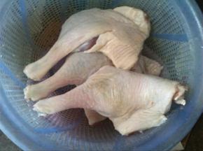 鸭腿清洗干净。