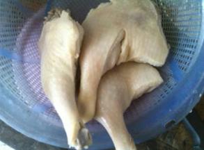 捞出冲洗干净浮沫，沥干水分。