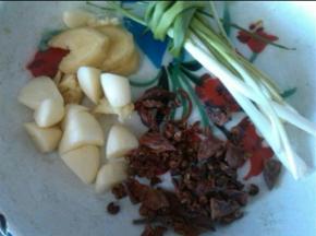 姜蒜切大块，葱打结，准备好香料。