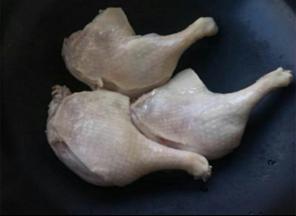 鸭腿放锅里。