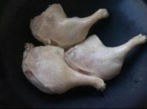 鸭腿放锅里。