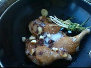 加入香料和调料。