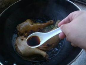 炖制期间不断的用勺往鸭腿上淋汤汁。