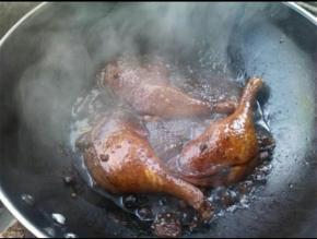 一小时后，汤汁煮到差不多了，开大火收汁，煮到汤汁浓稠就可以了。