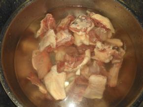 鸭子斩块后用清水泡半小时左右，去血水，清洗干净沥干水份。