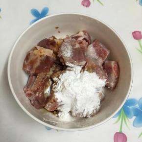 排骨洗净，取中间部位放入碗中，调入盐和酱油，加入玉米淀粉用手抓匀，静置30分钟左右入味。