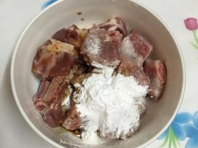 排骨洗净，取中间部位放入碗中，调入盐和酱油，加入玉米淀粉用手抓匀，静置30分钟左右入味。