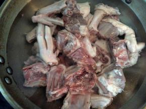 放入锅中加冷水烧热，焯水后倒出。