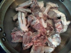 放入锅中加冷水烧热，焯水后倒出。