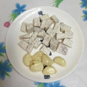 芋头去皮洗净切小块，蒜头拍松。