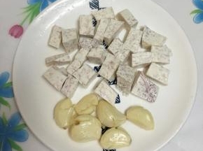 芋头去皮洗净切小块，蒜头拍松。