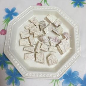 将芋头铺入盘底。