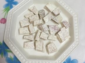 将芋头铺入盘底。