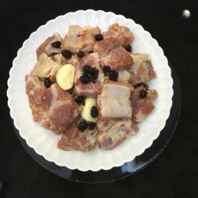 锅中加入清水，大火烧开，放入排骨。