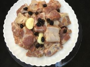 锅中加入清水，大火烧开，放入排骨。