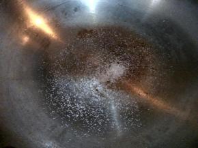 锅烧热，放入少许盐。