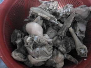 焯水后的鸭块用清水冲洗干净。