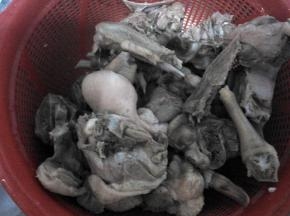 焯水后的鸭块用清水冲洗干净。