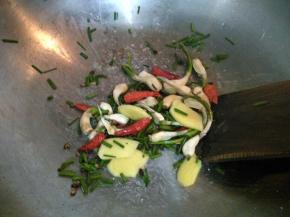 加入葱姜蒜干红椒和花椒，烧出香味。