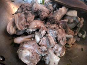 倒入鸭块翻炒。