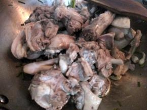 倒入鸭块翻炒。
