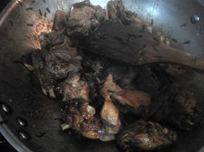 鸭块翻炒出香味，炒出油鸭，至焦香。