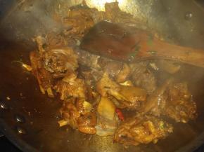 加入生抽老抽和糖