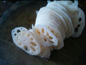 鲜藕一节，去皮，切薄片。