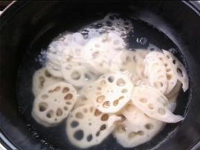 锅里水烧开，关火，放入藕片闷一会，滤去桨汁。