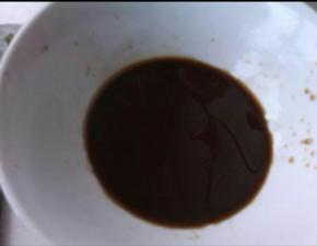 取一小碗，加入生抽、醋、盐、糖、淀粉拌均匀，做成汁。