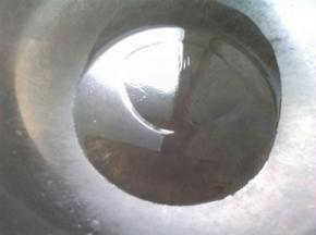 锅里放油烧热。