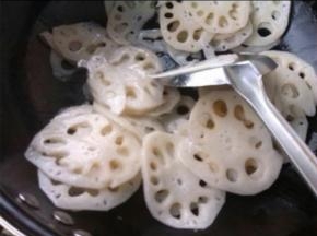 倒入藕片翻炒均匀。