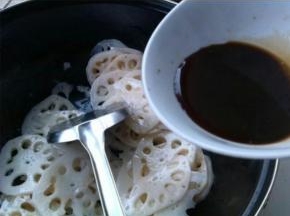 倒入糖醋汁。