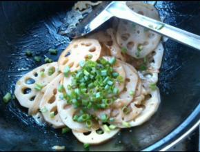 撒入葱花，拌匀，出锅。