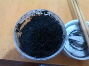 熟的黑芝麻用料理机打成粉。