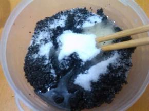 加入适量细砂糖和少量食用油。