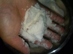 分次少量的在大米粉中加入清水，用手抓匀。直到用手抓一把米粉在手里，轻轻一握成团，松开后能散开，说明米粉的干湿度正好。