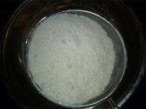 拌匀后的米粉过筛。