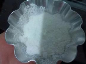 模具抹一层薄薄的黄油，不沾模具省略此步骤。模具底层放一层米粉。