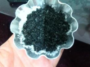 放一层黑芝麻馅。