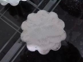 最后放一层米粉，至满模，用手轻轻压平。