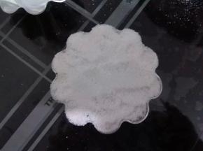 最后放一层米粉，至满模，用手轻轻压平。