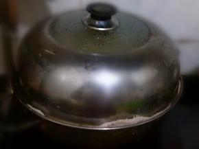 蒸锅水烧开，模具放入蒸锅里，中火蒸20分钟。关火后焖5分钟即可。