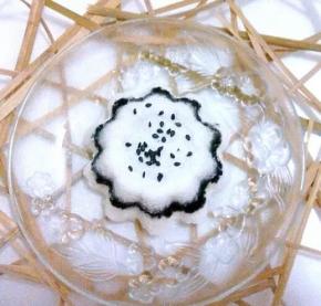 脱模后在表面撒上些黑芝麻装饰。