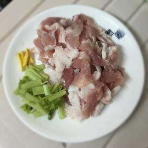 前腿肉洗净切薄片，香芹切段，生姜切丝备用。