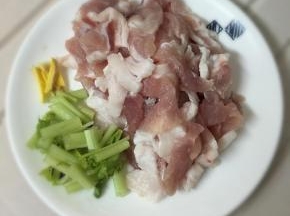 前腿肉洗净切薄片，香芹切段，生姜切丝备用。