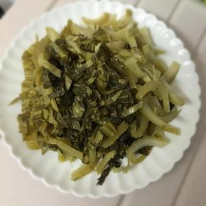 酸菜洗净沥干水分切细丝。