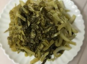 酸菜洗净沥干水分切细丝。